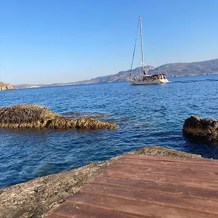 Milos Beachfront Boat Getaway - Ideal Summer Nest * Klima (Milos)
